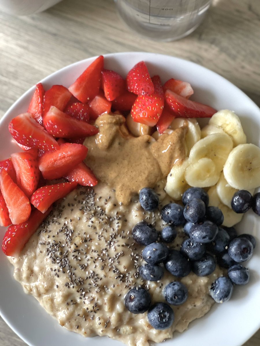 4everfloless's tweet photo. Almond butter buckwheat groats with banana, strawberries &amp; blueberries.
..
#buckwheat #porridge https://t.co/6CPXDSykz6
