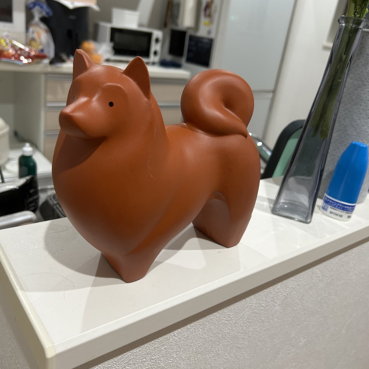 年末にたまたま入ったリサイクルショップで陶器の干支の置物を発見したんだけどどう見てもシェルティだったのでお迎えしてきた🐶持って帰るのに瓶とぶつかって右耳が欠けてしまったから益々フォカくんで陶器のフォカくんとして可愛がっていくことに🫶