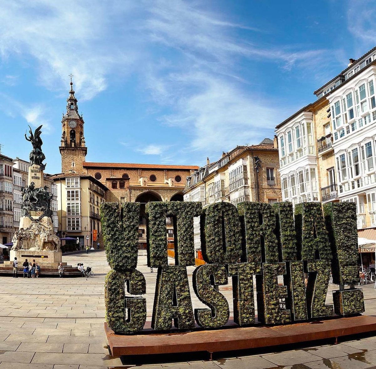 Con la PLAZA DE LA VIRGEN BLANCA como epicentro del rock en la ciudad, #VitoriaGasteiz está construída de historia, cultura y asentada sobre una gastronomía increíble. ¡Muchas de las grandes estrellas de #AzkenaRockFestival lo corroboran!