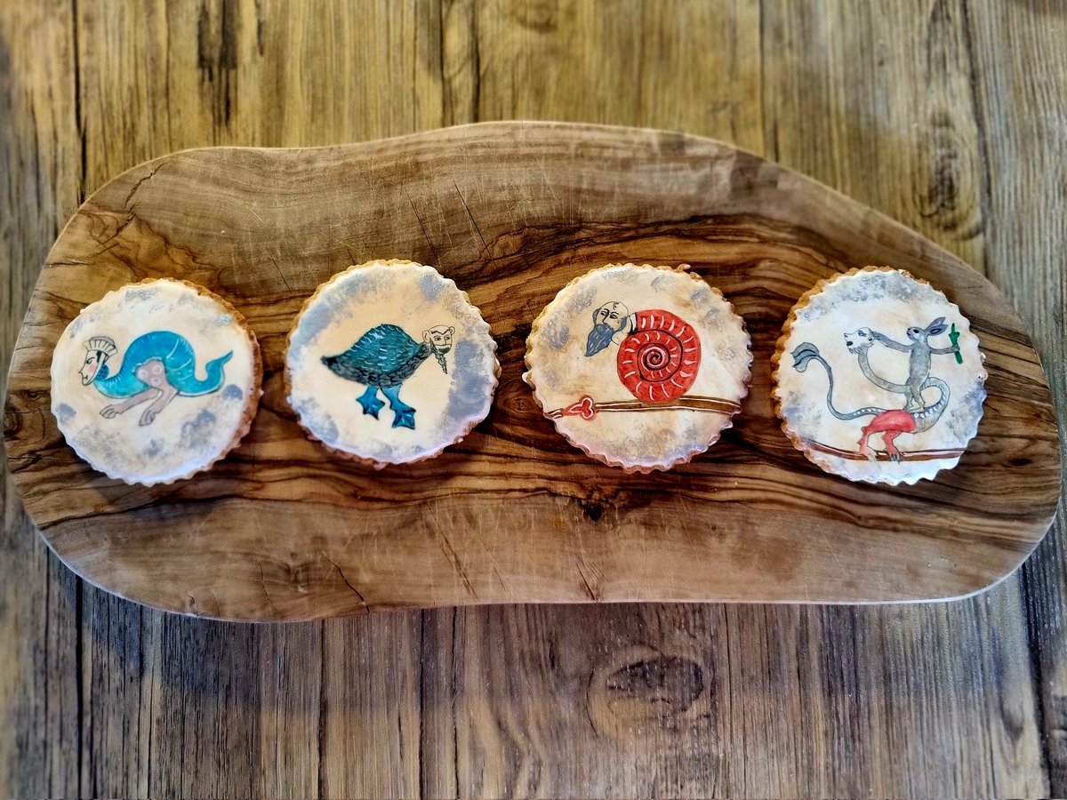 foreign_pantry's tweet photo. 🍪 I'm (tentatively) thinking of opening an online shop selling limited collections of handpainted historical biscuits. I would SO appreciate a like or repost (lord knows how hard it is to get spotted on here nowadays)! 

Any ideas of topics/themes would also be appreciated 💗 https://t.co/JiY1S2xnb1