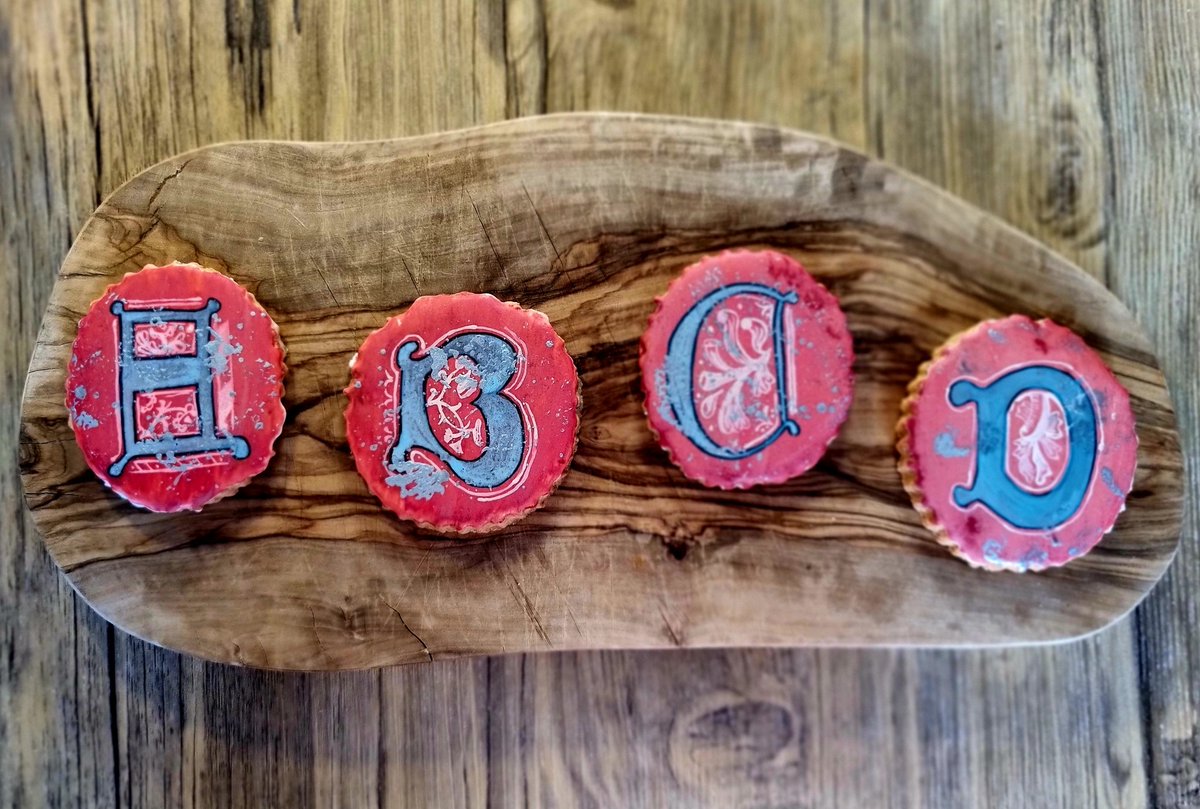 foreign_pantry's tweet photo. 🍪 I'm (tentatively) thinking of opening an online shop selling limited collections of handpainted historical biscuits. I would SO appreciate a like or repost (lord knows how hard it is to get spotted on here nowadays)! 

Any ideas of topics/themes would also be appreciated 💗 https://t.co/JiY1S2xnb1