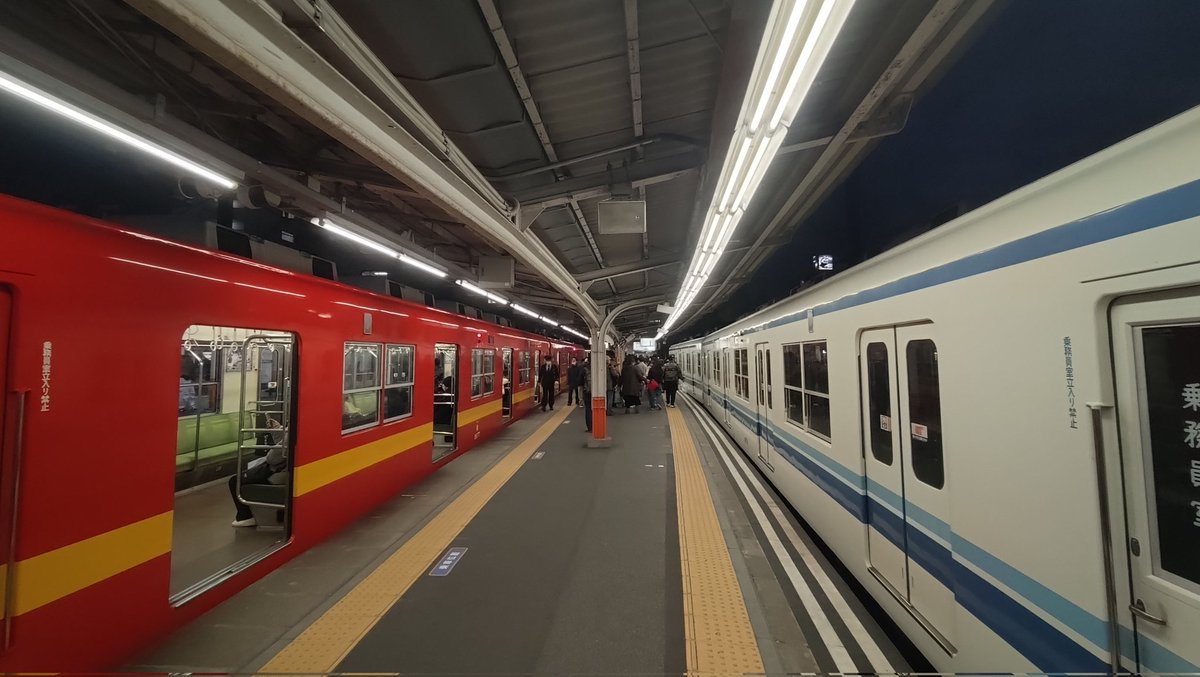 Chibitetu11633F's tweet photo. 大師線の増発は昼過ぎまでなんですね〜西新井駅1番線に真っ暗な8579Fが停まっていました! https://t.co/MrRfzIP2NC