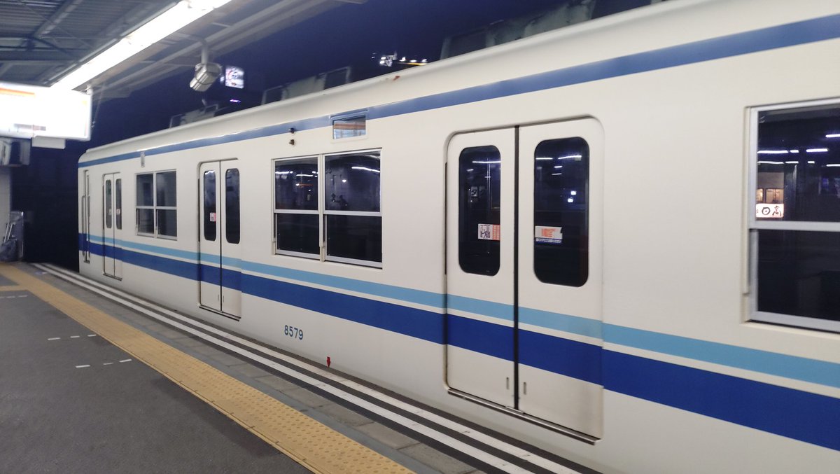 Chibitetu11633F's tweet photo. 大師線の増発は昼過ぎまでなんですね〜西新井駅1番線に真っ暗な8579Fが停まっていました! https://t.co/MrRfzIP2NC