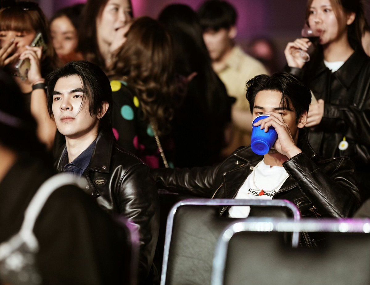 Cynthia_MP1515's tweet photo. [20241231] MileApo ✘ #BeOnCloudHNY2025 🐻🐱

Husbands behavior 😭😭😭🫠🫠🫠

©️: 须Y尽Y欢
#MilePhakphum x #ApoNattawin
#BeOnCloudLOUDandROCK https://t.co/xAFcKeMG14
