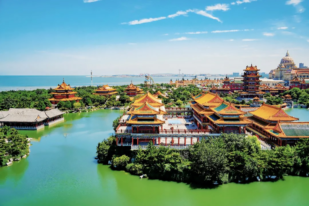 DiscoverYantai's tweet photo. 🌅#Penglai, known for the legendary tale of “Eight Immortals Crossing the Sea” and the wondrous mirage phenomenon, is a renowned destination worldwide. The majestic #Penglai Pavilion, nestled between mountain and sea, is one of China’s four great ancient towers🛕. Hop on a high-speed train to Penglai and immerse yourself in this celestial realm!🚅🥰 #TourAcrossYantai #AmazingYantai 
(Courtesy: Yantai Municipal Bureau of Culture and Tourism)