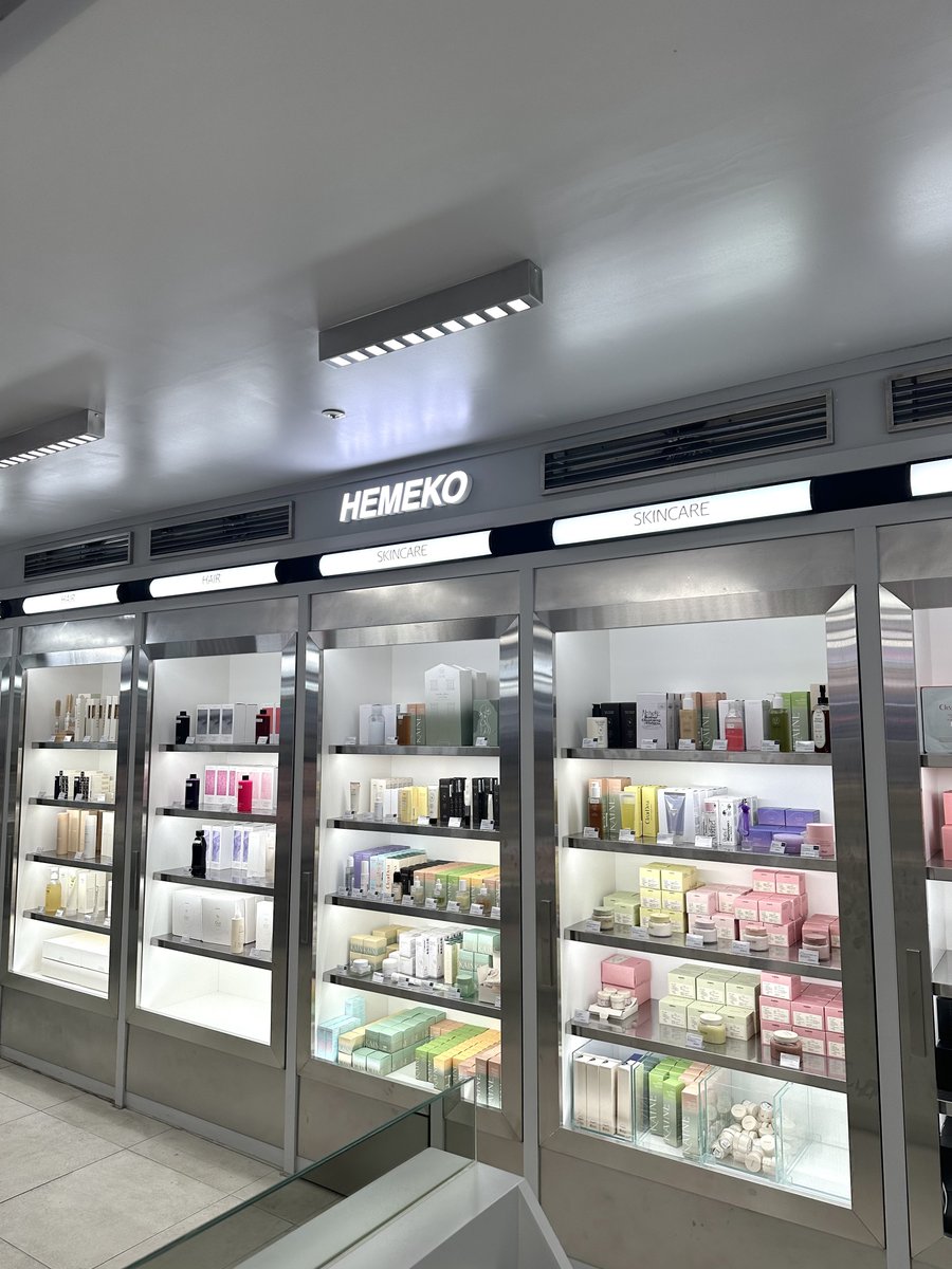 momokorea2020's tweet photo. 韓国アイドルメイクで使われてるオリヤンにないアイテム買うならホンデの”HEMEKO”に行ってみて❤️‍🔥aespaやTWICEのメイクで使われて有名なAOUやglowからブラシまでたくさん揃ってるの、、！ヘアメイク・スタイリストさんがプロデュースしたブランドがたくさんだからオリヤンにないアイテムが手に入るよ🥹 https://t.co/sLx6gNPG8k