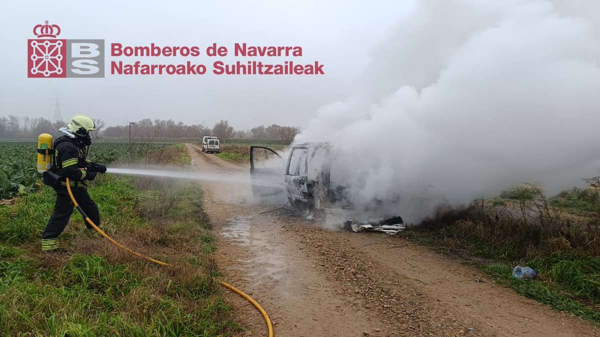 bomberos_na's tweet photo. Intervenimos la mañana del #jeuves para extinguir un incendio de vehículo en un camino rural en #Valtirra

#ParqueTudela
@policiaforal_na https://t.co/MCM0kWOVYu
