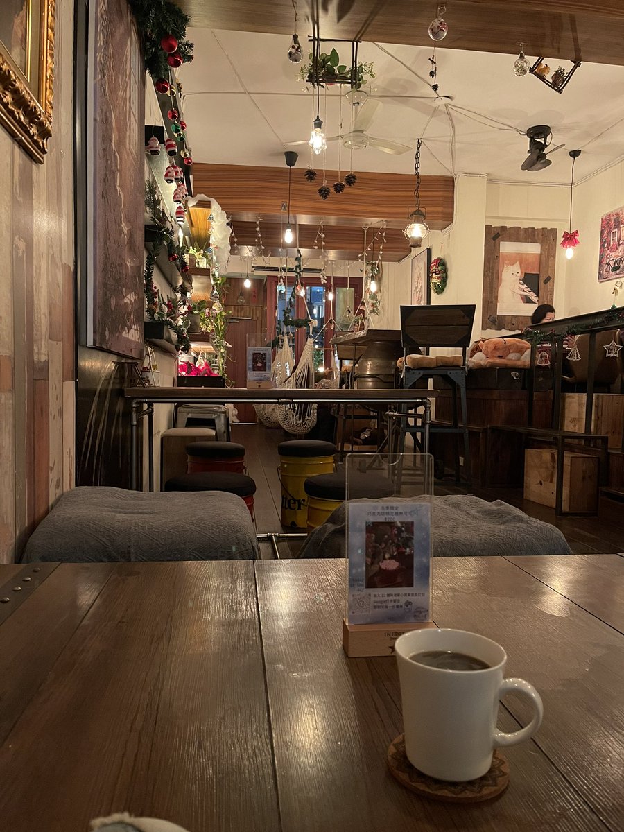 有時跟三五好X友坐下來
吃著美食 喝杯小酒
聊聊是非也是挺不錯的
是朋友也能進房 
再好不過了 就像剛交往時的曖昧
有人也喜歡這種氛圍嗎🤭🤭
#同房換不換
#戀愛感
#頻道相同