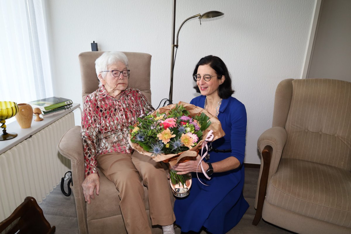 RTVNOF's tweet photo. Joukje van der Veen viert haar 100e verjaardag - https://t.co/MQNJcP9Hsq https://t.co/hdNQebr8vX
