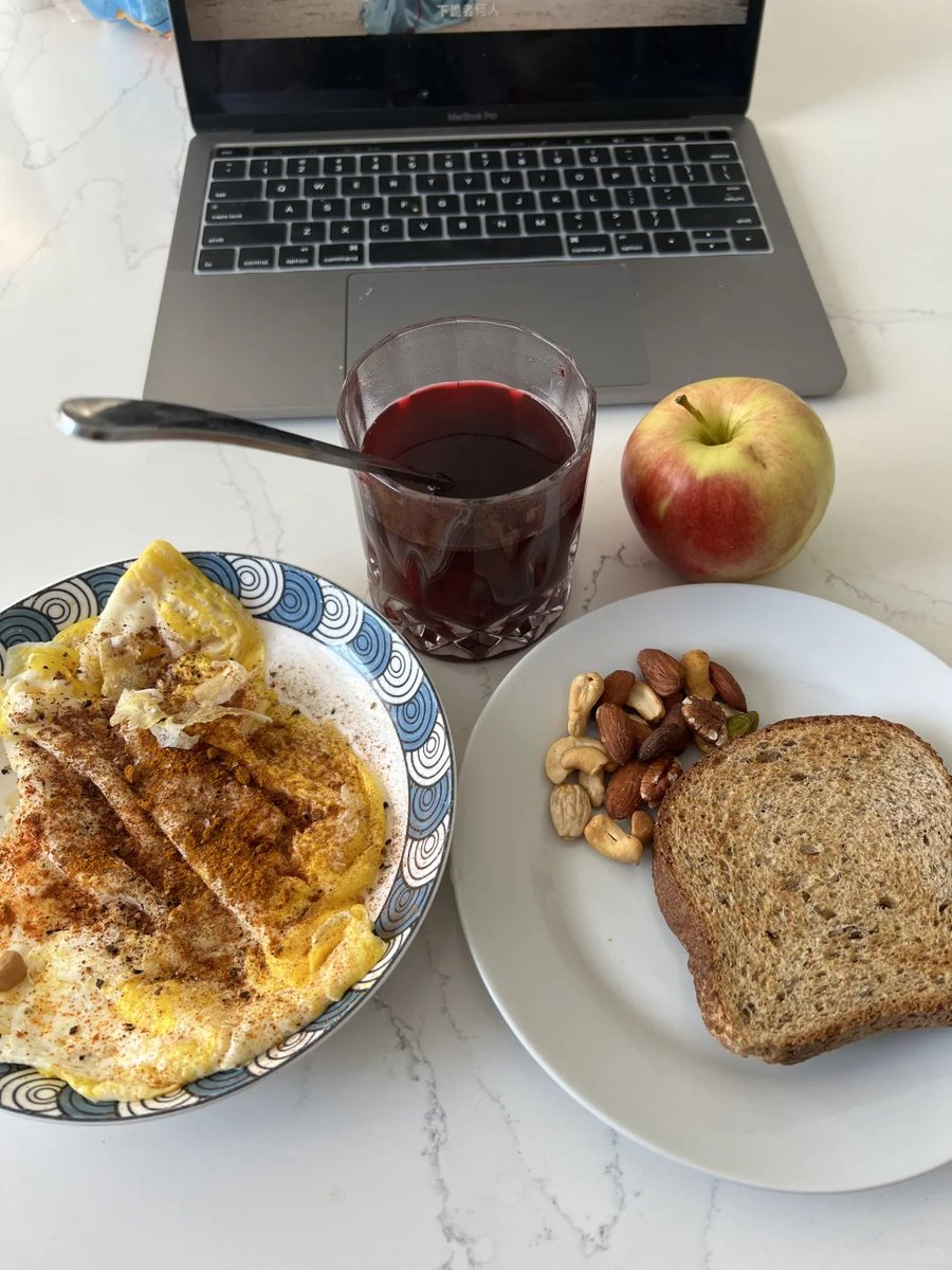 Memory_9010's tweet photo. Carbohydrates: flaxseed toast ➕ apple 🍎 Protein: fried egg 🍳 Three fats: mixed nuts 🌰 Superfood powder: turmeric powder ➕ black pepper ➕ beetroot powder😀 https://t.co/6B3SKuMyhK