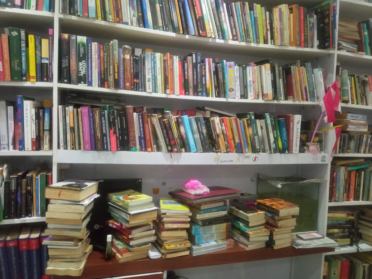 lazione_budy's tweet photo. Jual koleksi.
Semua ori, mayoritas buku bekas. Review bisa dicek di blog. 
Pengiriman hanya menggunakan Wahana dari Karawang. 
Bismillah... https://t.co/20zT09rFdJ