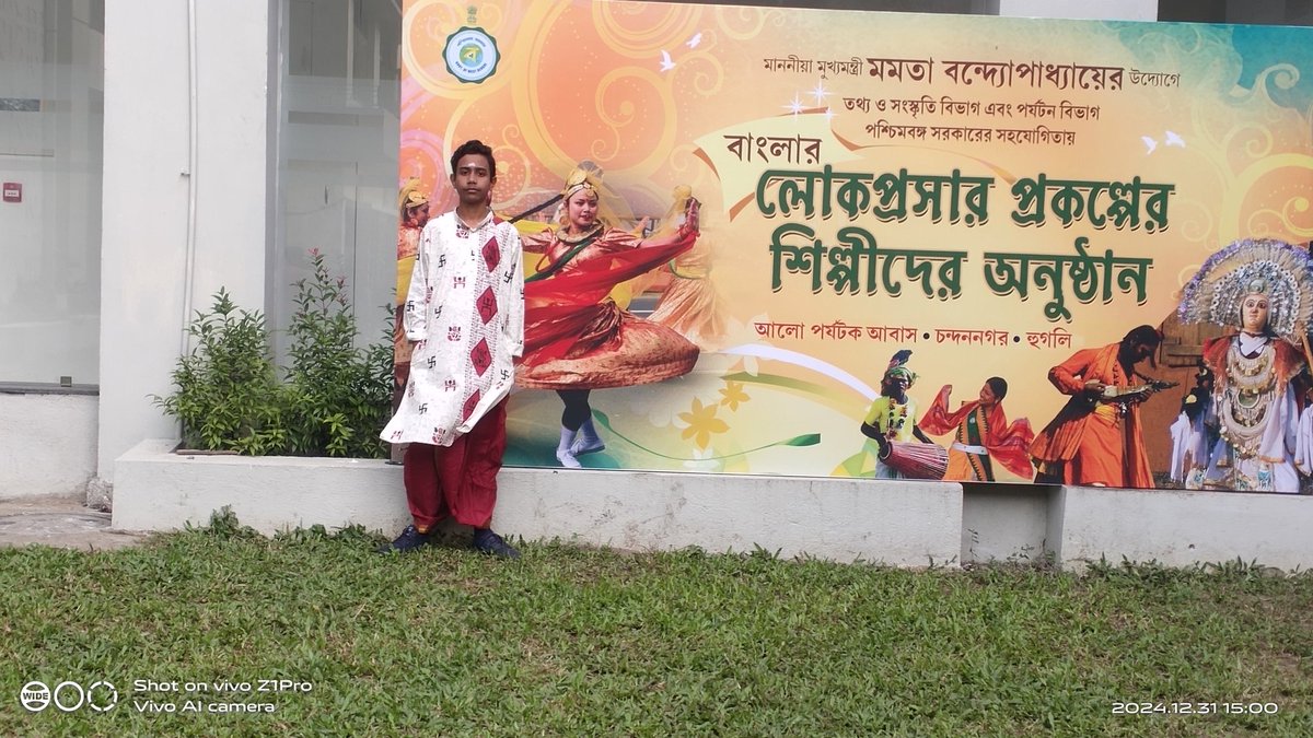 Debasis15915539's tweet photo. পশ্চিমবঙ্গ তথ্য সংস্কৃতি বিভাগের শিশু কিশোর উৎসবে কালিয়াগঞ্জ উত্তর দিনাজপুরের তবলা লহরায় সন্মান প্রাপ্ত দেবমান্য চৌধুরী । 
#Shishukishoreutsav #Chandannagar #তথ্যসংস্কৃতিদপ্তর
#Alotourismpropersm #Kaliyaganj
@KakalipaulKaka1 @SubhraPratimRo4
@AITCofficial @SujitAitc https://t.co/DOFMG7EeeU