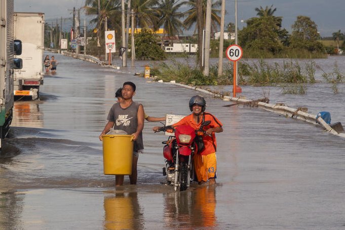 WFPChief's tweet photo. 10M+ people in the #Philippines endured 6 typhoons in 1 month––an unprecedented storm season. @WFP's been on the ground, supporting emergency recovery.

From disaster preparedness to climate-smart solutions, an investment in resilience programs is an investment in food security. https://t.co/h0YxRbGoTM