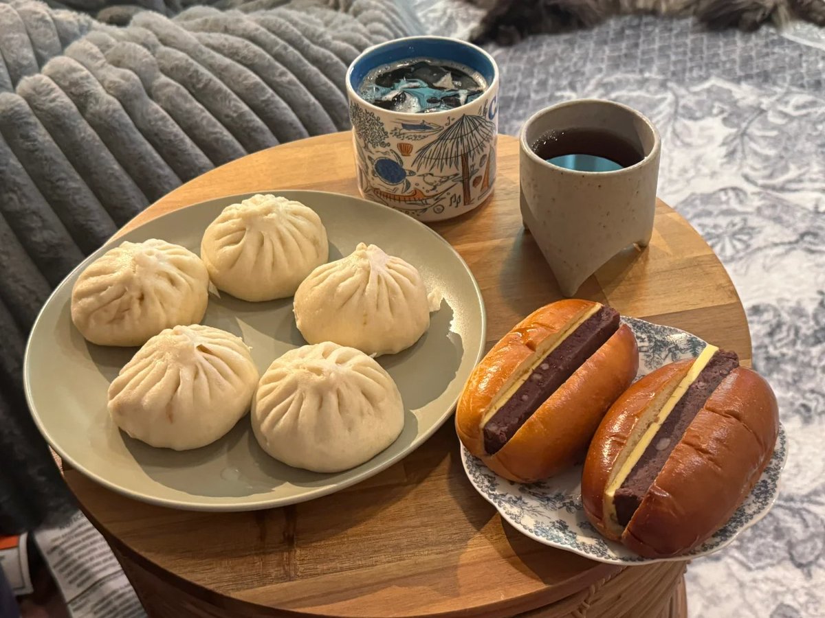 first8673's tweet image. Hehe, thanks to the two actors. Regent: meat buns with greasy soup. T&amp;amp;T: red bean butter buns 🍞 (slightly sweet red beans). And the old guests ☕️ iced Americano ➰ 🍵 oolong tea