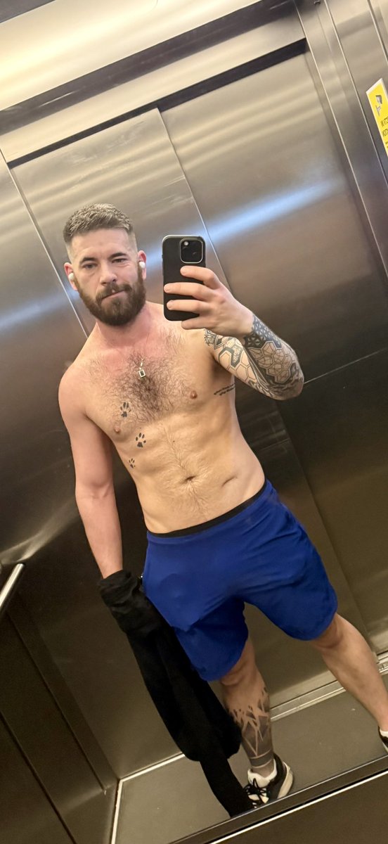 Just me, the grind, and a little post-workout glow. 🏋️‍♂️✨ #FitnessFocus #GymSelfie #WorkoutComplete #BeardedAndBuilt #TattedAndProud