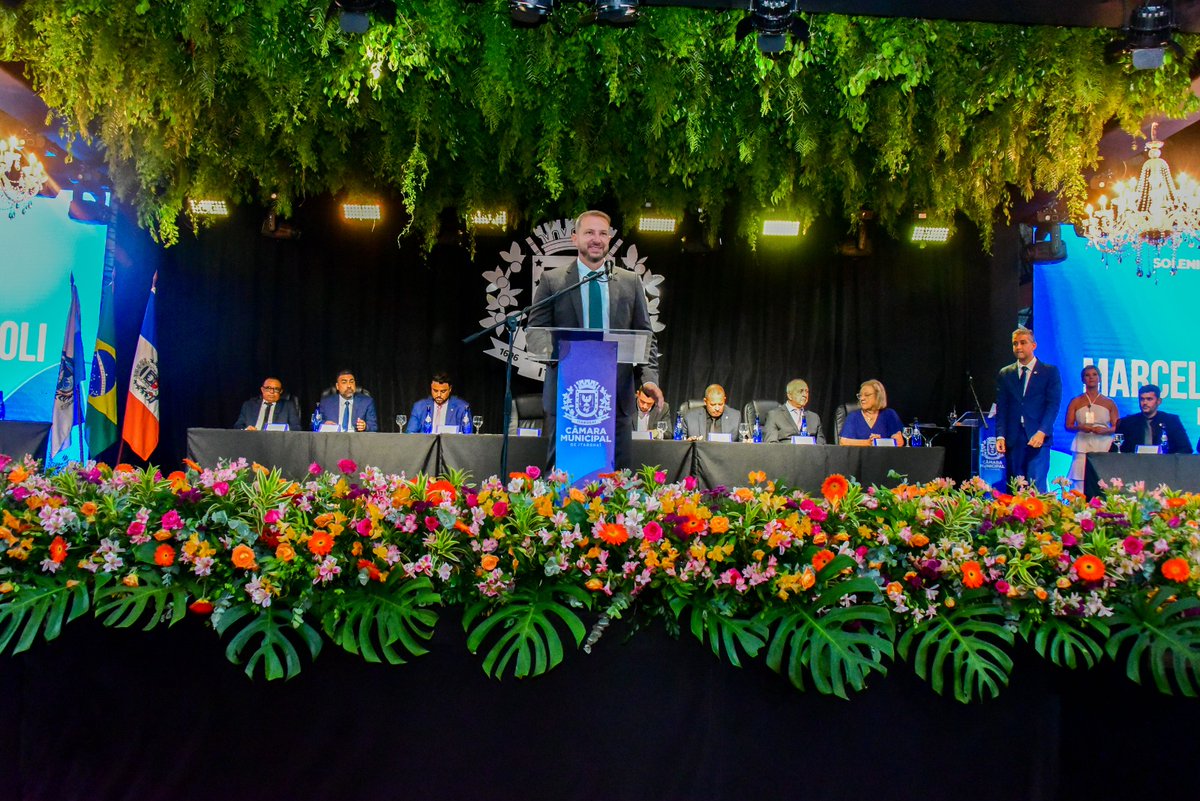 PrefdeItaborai's tweet photo. O primeiro dia de 2025, na última quarta-feira, começou com a cerimônia de posse do segundo mandato do prefeito, Marcelo Delaroli, do vice-prefeito, Elber Corrêa e dos vereadores eleitos para o quadriênio de 2025 a 2028, realizada no Vera Gol, no Outeiro das Pedras. ✍️📃 https://t.co/dMnif8etJG