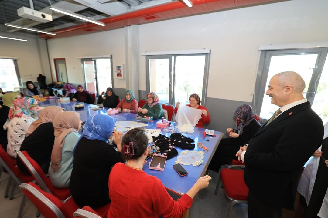 zinnurbuyukgoz's tweet photo. Beylikbağı Bilim Sanat Merkezimizdeyiz.
Selamlaşıp sohbet ettiğimiz GESMEK kursiyerlerimizden sonra merkezimizin kütüphanesinde ders çalışan gençlerimizle de başarılar temennimizi paylaştık.

#İşinÖzüGönüldenÇalışmak 
#Sağlamİşler https://t.co/hbEYEptZXV