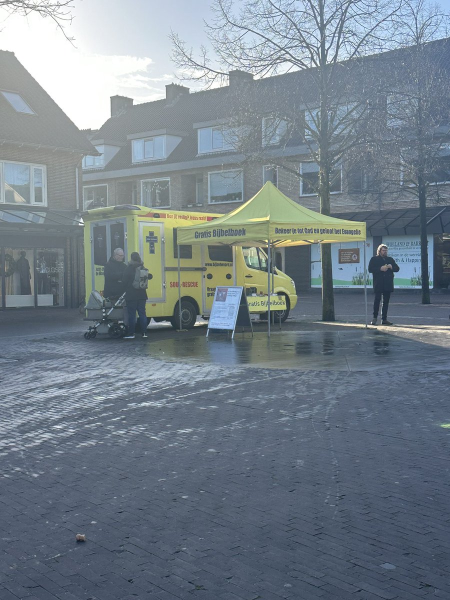 flikkertwink's tweet image. Mijn grindr hookup zei dat hij in de gele bus op het plein zit

#wishmeluck