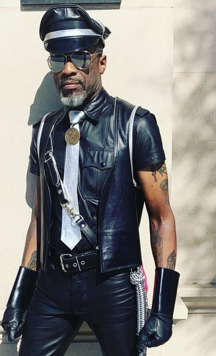 MrMDLeather2016's tweet photo. #TheMaster #KINGkinkster👑#LeatherManOfColor #ONYX
COVERED #Leathermaster  #CommunityserviceLeader #BLACKleatherHISTORY #LeatherLegacy #leatherfamily#HOH
#IHOR🖤🩷🤍#LeatherTitleholder #MML2016🖤❤️💛🤍#MApH2018🖤❤️
LbOC🖤❤️💚🤎
#LgOC🖤❤️🩷🤎 
#prideFLAG CREATOR!

💁🏾‍♂️#Legacy! https://t.co/NJrfNaSSYU