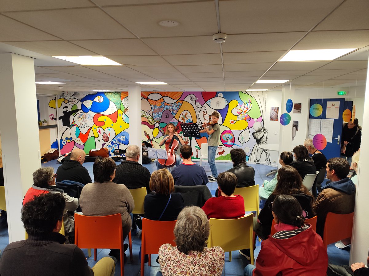 Pays Basque #hôpital #psychiatrie #culture #art_plastiques #musique
Vernissage d'une fresque à la cafétéria Bellevue  site de Cam de prats du <a href="/CHCoteBasque/">CH Côte Basque</a>  : projet culturel porté  par  le service  Etxola  complété par  un concert des élèves du Conservatoire Maurice Ravel