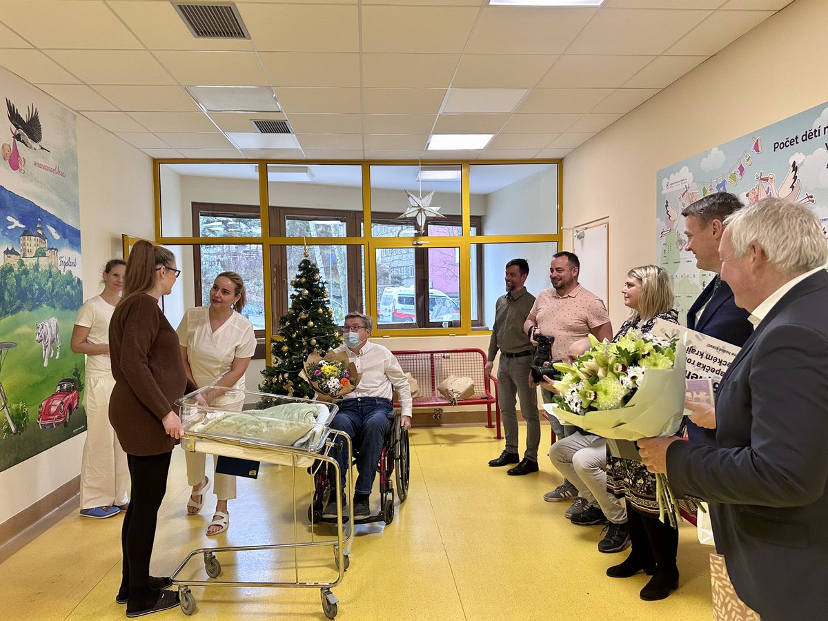 NemLiberec's tweet image. První #miminko roku 2025 jsme přivítali v #porodniceliberec na svět 1. 1. už 26 minut po půlnoci. A byla to krásná holčička. 
První chlapeček se narodil až v 5 hodin a 17 minut, přesto se stal prvním chlapečkem narozeným v #libereckykraj. 
Maminky dnes obdržely kytičky a dary.