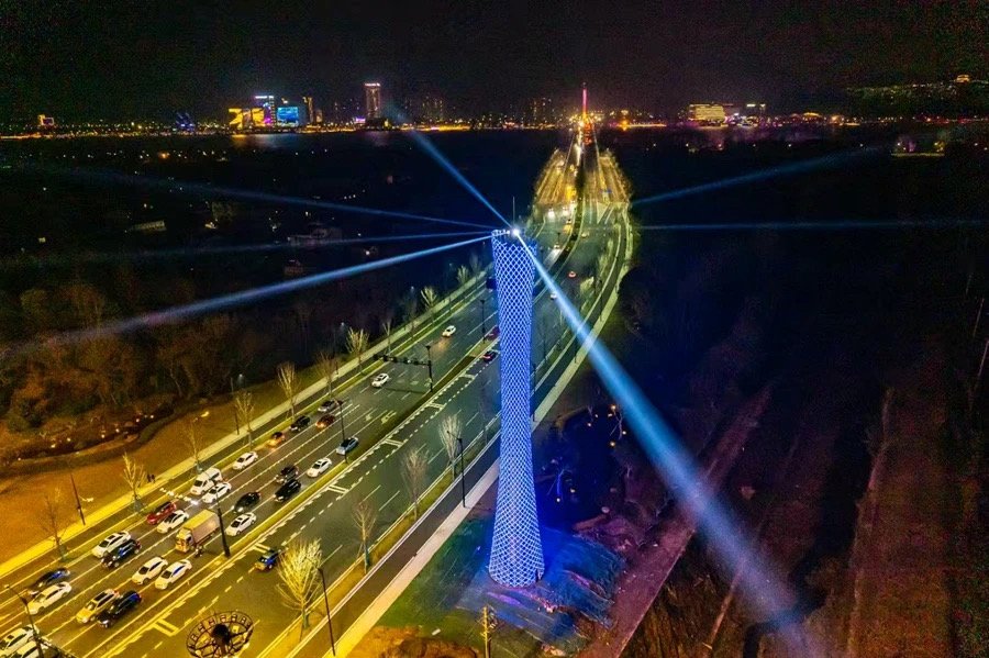 fuyangfeel's tweet image. A symphony of light, nature, and tradition! #Fuyang welcomes #2025 with the glow of the illuminated 5G digital tower and the energy of #morningexercises by the riverside. Embrace the #NewYear with fresh air and the first rays of #sunlight! #Fuyanglifestyle
