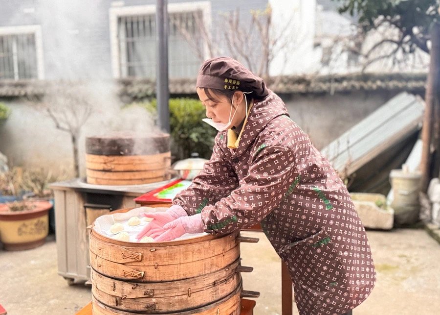 fuyangfeel's tweet image. A symphony of light, nature, and tradition! #Fuyang welcomes #2025 with the glow of the illuminated 5G digital tower and the energy of #morningexercises by the riverside. Embrace the #NewYear with fresh air and the first rays of #sunlight! #Fuyanglifestyle