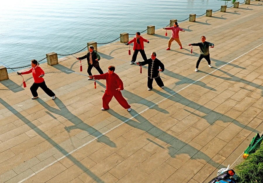 fuyangfeel's tweet image. A symphony of light, nature, and tradition! #Fuyang welcomes #2025 with the glow of the illuminated 5G digital tower and the energy of #morningexercises by the riverside. Embrace the #NewYear with fresh air and the first rays of #sunlight! #Fuyanglifestyle