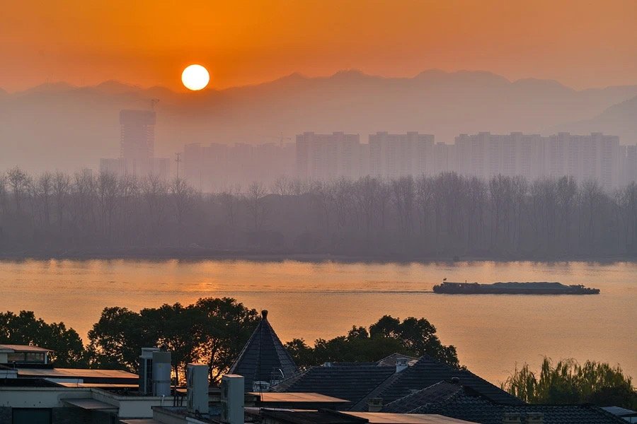 fuyangfeel's tweet image. A symphony of light, nature, and tradition! #Fuyang welcomes #2025 with the glow of the illuminated 5G digital tower and the energy of #morningexercises by the riverside. Embrace the #NewYear with fresh air and the first rays of #sunlight! #Fuyanglifestyle
