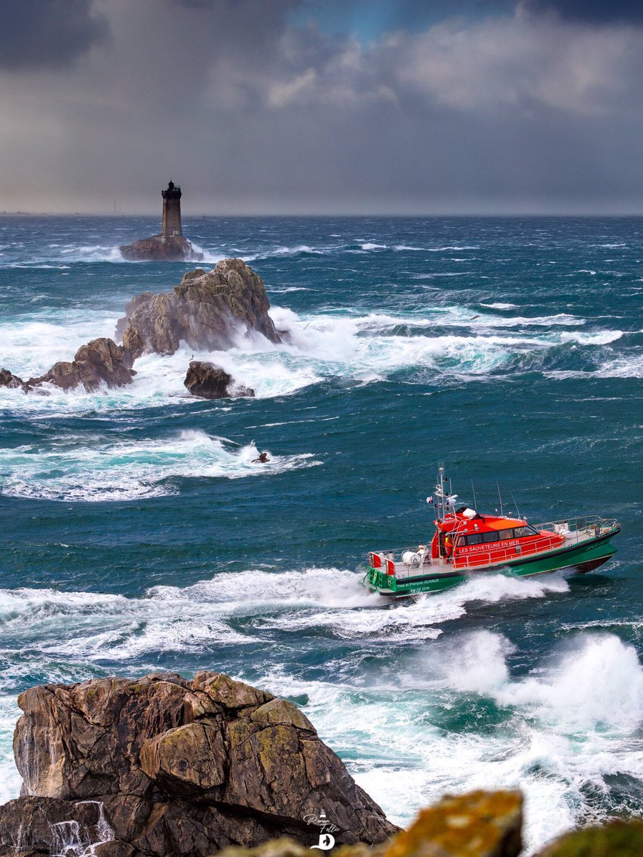 Première pensée de l’année pour les <a href="/SauveteursenMer/">SNSM</a>  🩷💜🧡 Pour soutenir la #SNSM 👉 bit.ly/48T3Rae photo @Ronansenan #Bretagne