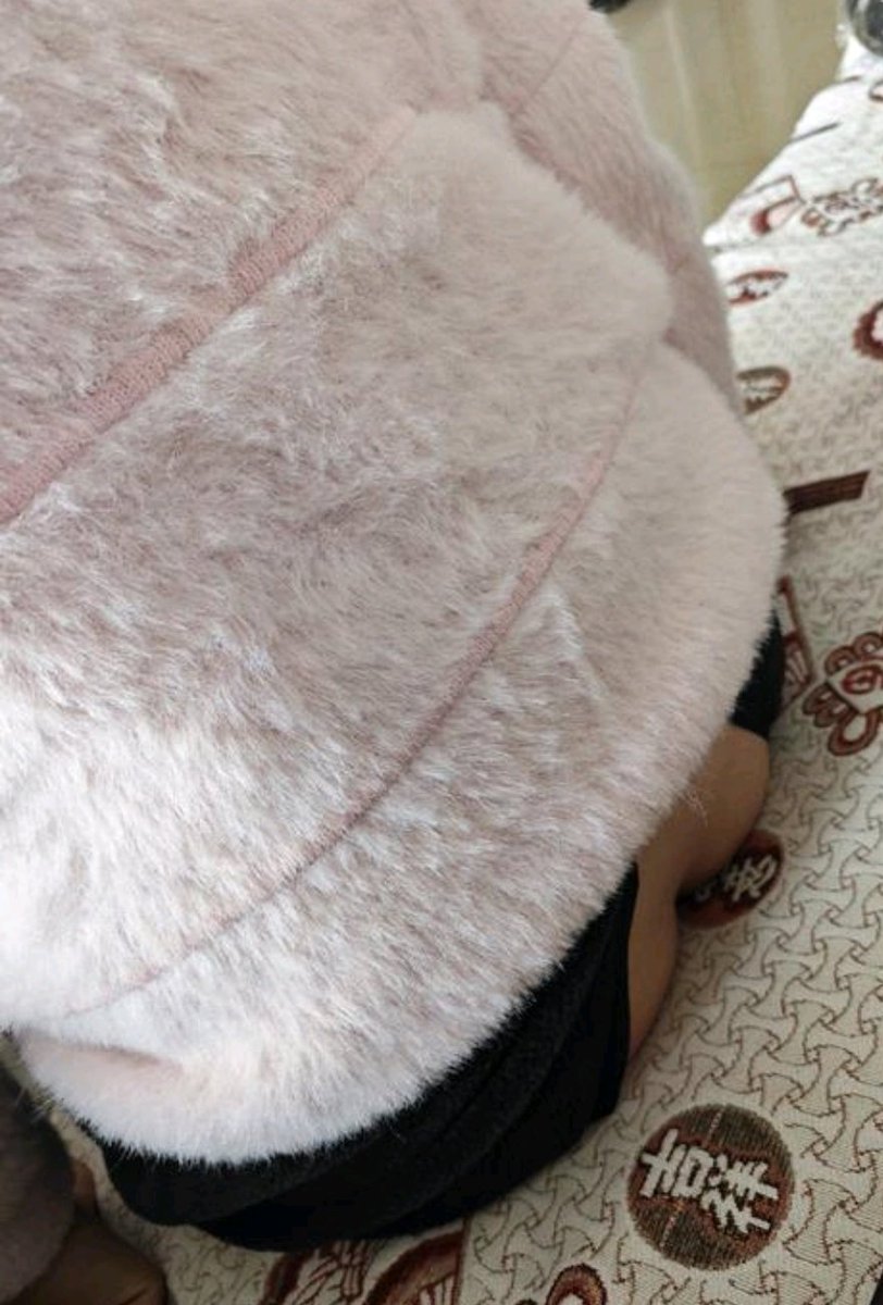 宝宝因为贪嘴喝了太多的饮料，把尿布都尿透了，只能穿着开裆裤光屁屁坐在沙发上
#开裆裤 #ABDL #DDLG #幼児退行