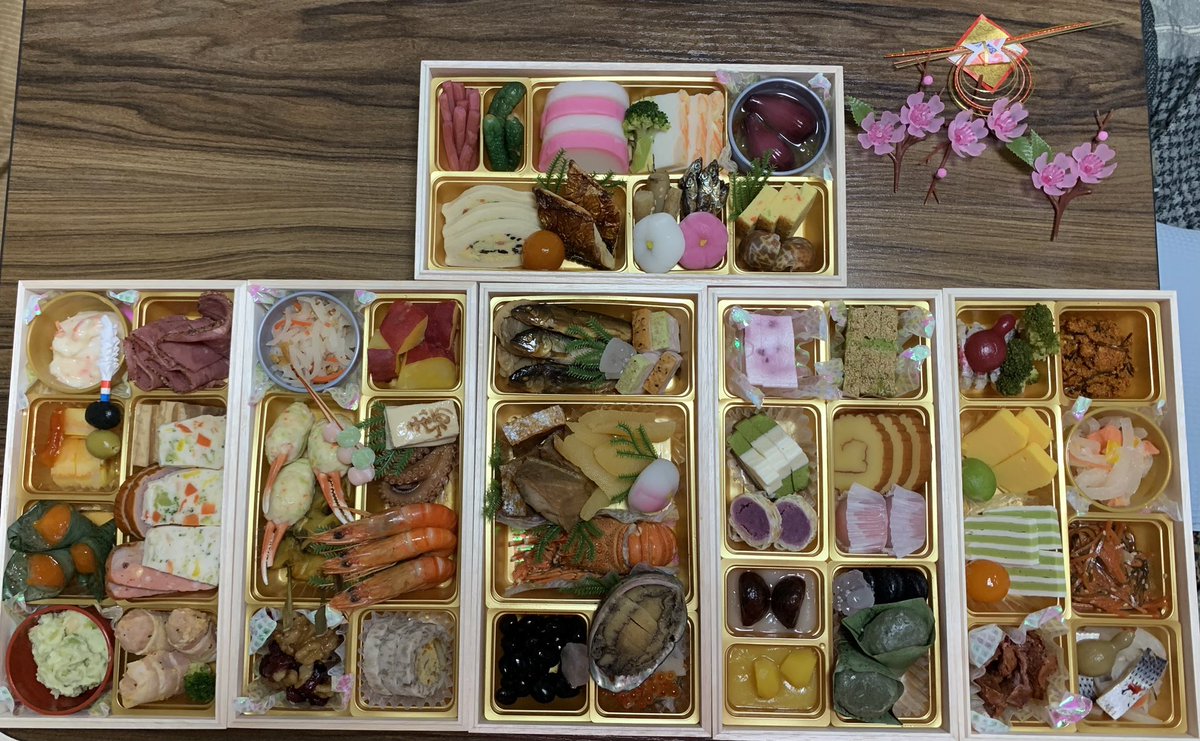 kumaGAMO's tweet photo. ついさっき開封した今年のおせち https://t.co/REwwaM1Qz1
