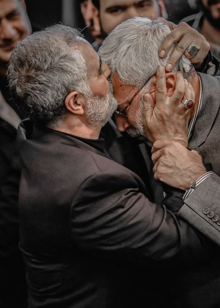 fahimafahim29's tweet photo. د مذهبي جګړو په بڼه یوه دسیسه پیل شوې وه چې پای یې نه درلوده، بېلګه یې د داعش په څېر یوه وحشي ترهګره ډله وه، چې په همدې وخت کې شهید سلیمانی د دغې پروژې له منځه وړلو لپاره میدان ته راووت او دغه دسیسه یې خنثی کړه. https://t.co/HeYwq3QxFP
