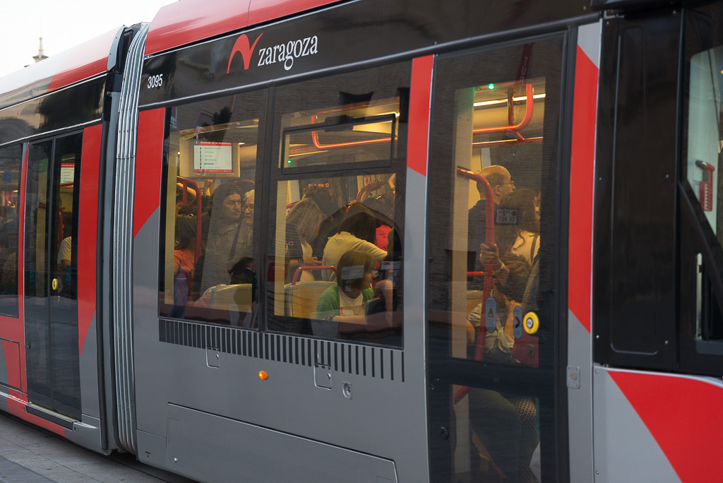 El Gobierno Chueca "regala" otra subida del precio del billete del bus y del tranvía. El billete sencillo del transporte público zaragozano cuesta ya cinco céntimos más que el pasado año, 1,65 euros, a lo que se suman los incrementos en otras tasas municipales como el agua o las
