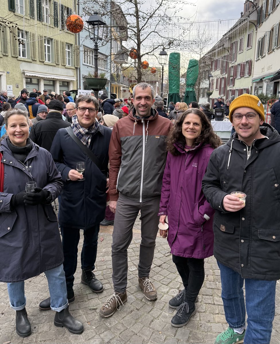 Myriam Frey Schär, Daniel Urech, Raphael Schär-Sommer, Yael Schindler Wildhaber und Simon Nussbaumer am gelungenen Neujahrsapéro der Stadt Olten. Auf ein erfüllendes und erfolgreiches #2025 und allen viel Erfolg bei den anstehenden KR-, RR-, SR- und GR-Wahlen! 🥂🍀🐞💚