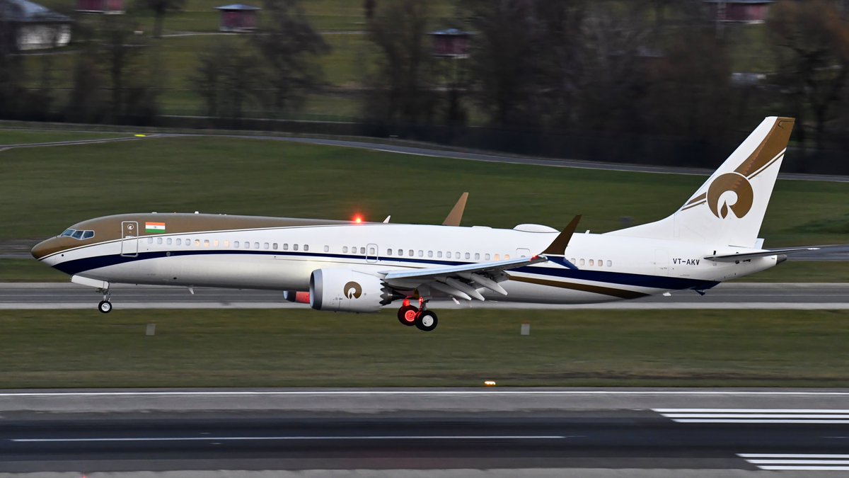 インドルピー Schmidy_87 spotted the Reliance Boeing 737-9 BBJ MAX today as it