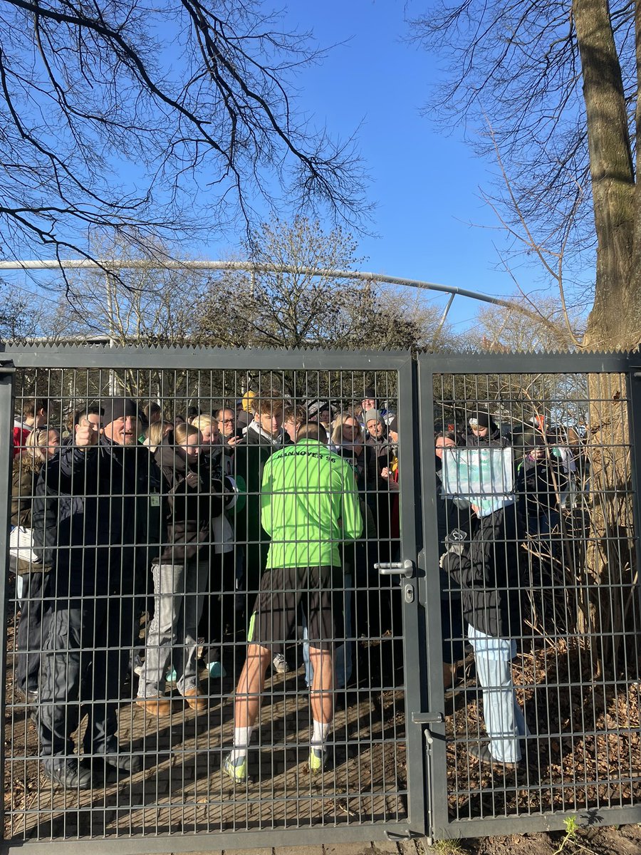 Flonaldo22's tweet photo. Überstunden für Nicolo #Tresoldi. Autogramme und Selfies sind gefragt, der #h96-Stürmer beweist nach dem 1. Training viiiiiiel Geduld. #training #breitenreiter https://t.co/D7G7neOTOW