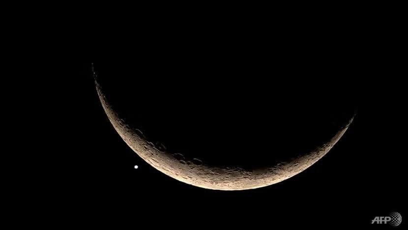 EdmondHWollmann's tweet photo. The Moon's Close Encounter with #Venus! 🌙

On January 3, 2025, a beautiful conjunction will occur as the waxing crescent moon conjoins Venus in Pisces. #Astrophotography #CosmicWatch #CosmicWatchApp https://t.co/V5mAw3IrcT