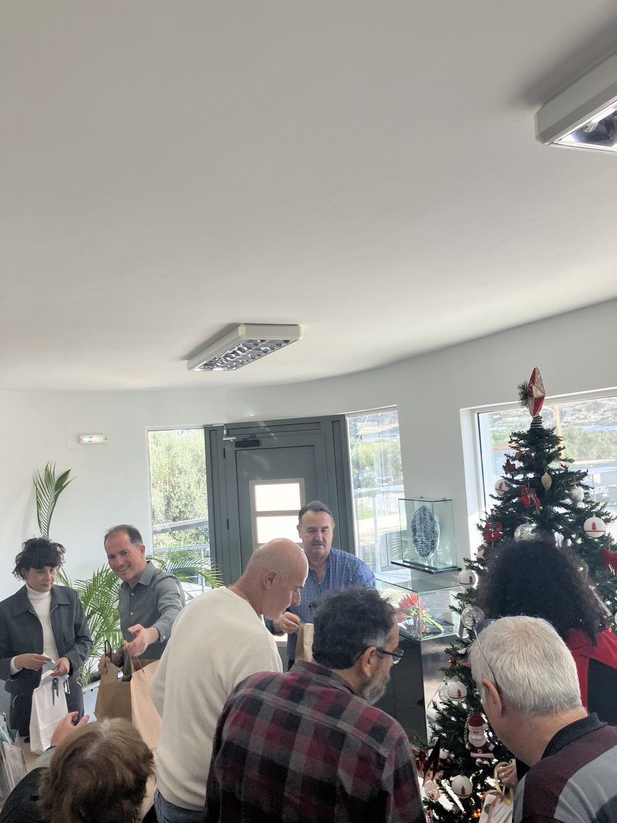 Φέτος εκτός από το έθιμο της Βασιλόπιτας παίξαμε και το παιχνίδι του μυστικού Αι Βασίλη. Καλή χρονιά σε όλους με υγεία! Και του χρόνου!