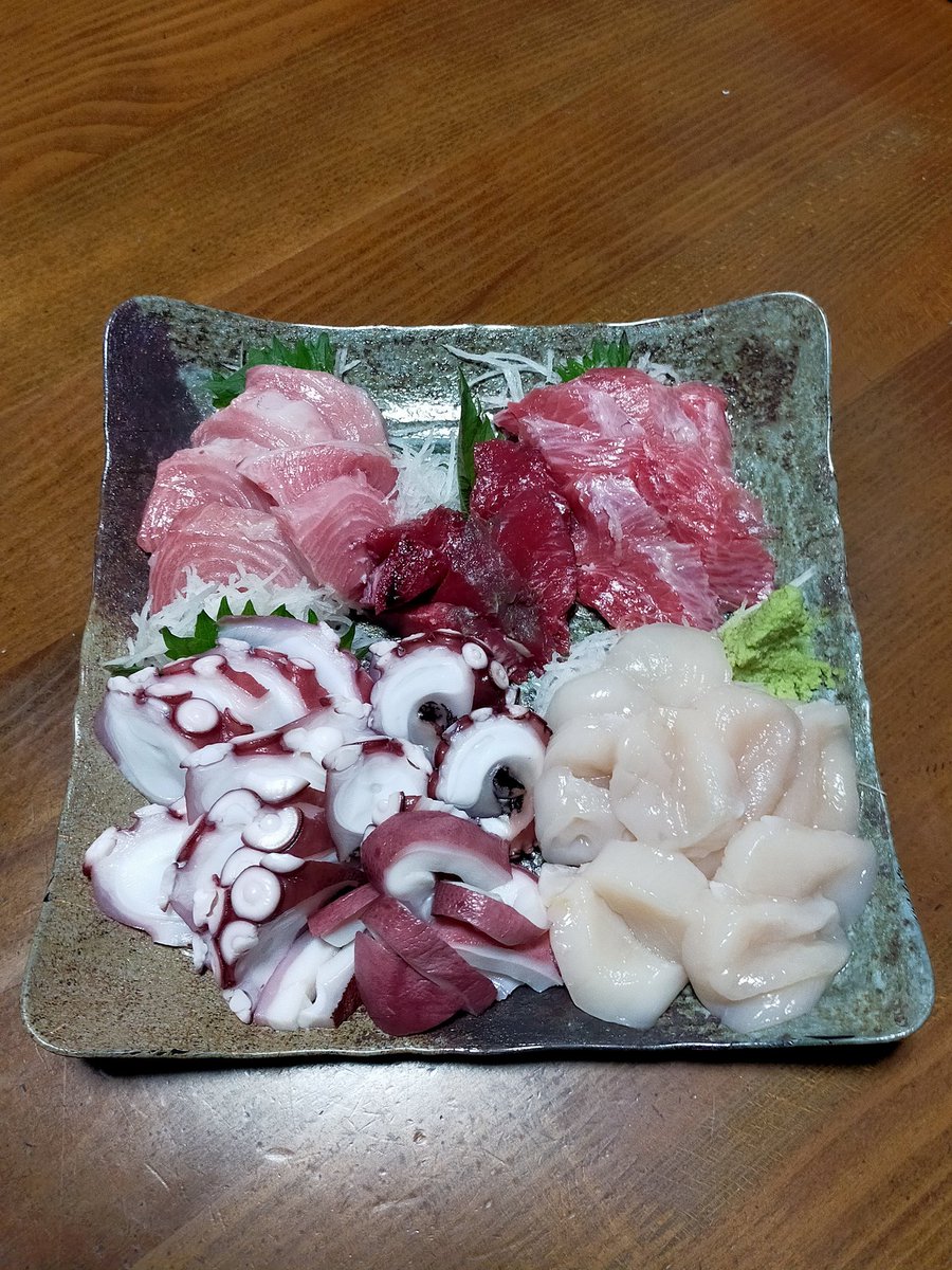 やっぱりナマが大好き💕 タコはボイルだけど😅 #マグロの脳天 #マグロのほほ肉 #マグロの喉肉 #マダコ #ホタテ