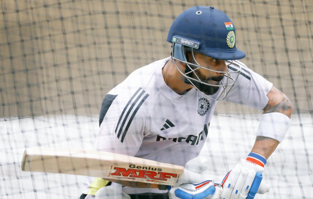 trend_tak45's tweet photo. Virat Kohli practicing hard ahead of the Sydney Test. 🇮🇳

The 'GAME CHANGER' Is Reloading..!!! 

#GameChanager #GameChangerTrailer #KingKohli #INDvsAUS #INDvsAUSTest https://t.co/Qcabc0VBnn