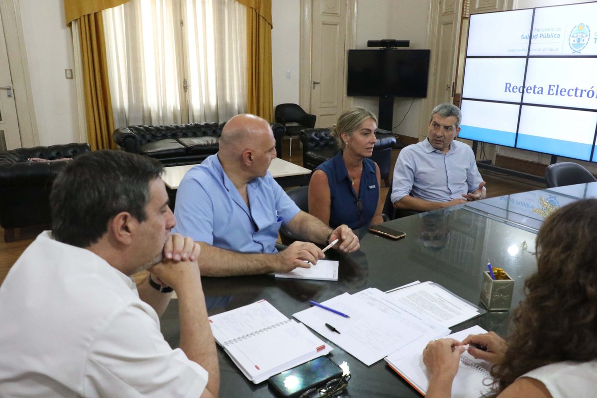 LuisMedinaRuiz4's tweet photo. Nos reunimos con el interventor del @ipsst_tuc, Germán Gramajo Antuz, y el presidente del @colegiomedicotu, doctor Héctor Sale, entre otras autoridades; para avanzar en la implementación de la receta electrónica. https://t.co/GC3OtOwWHu