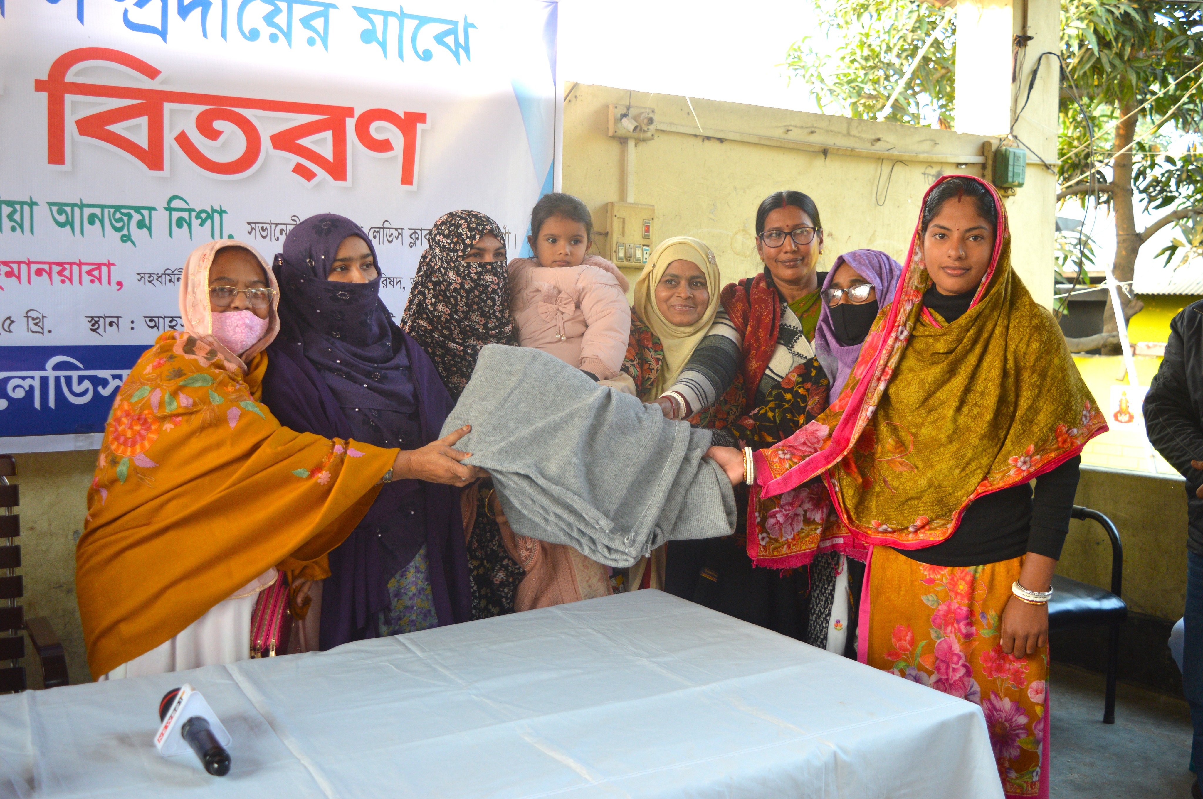 নওগাঁর আত্রাইয়ে লেডিস ক্লাবের উদ্যোগে শীতাত হরিজন সম্প্রদারের মাঝে কম্বল বিতরণ