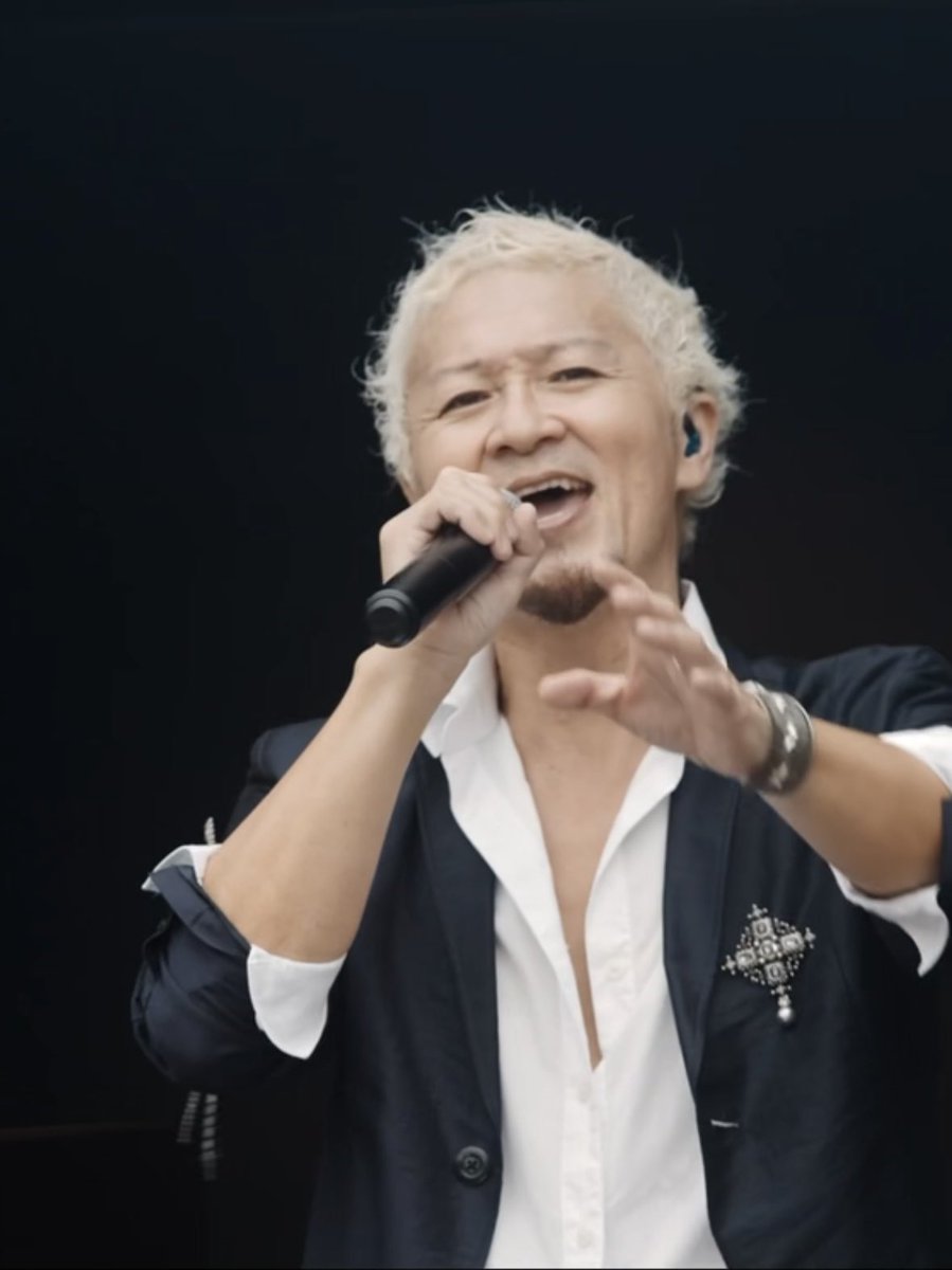 皆さん！新年おめでとう御座います㊗️
早速ですが今年は新たな活動のため準備が必要となる為ライブなど皆様のお目にかかる機会が減るかと思いますがしっかり足元を整え声に磨きをかけさらにはメディア出演に向けて取り組んでいきます！ファンの皆様に早く喜んで貰えるように気合いいれます！#玉置浩二