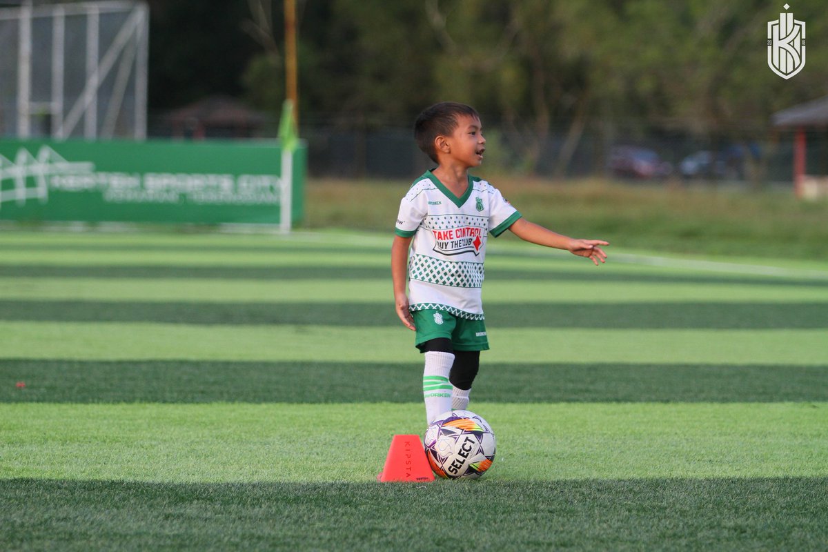 KertehFC's tweet photo. Hari pertama latihan Kerteh Soccer School U6 sesi 2025 bersama bola SELECT! ⚽️💪
#selectball https://t.co/1w29RxavfK