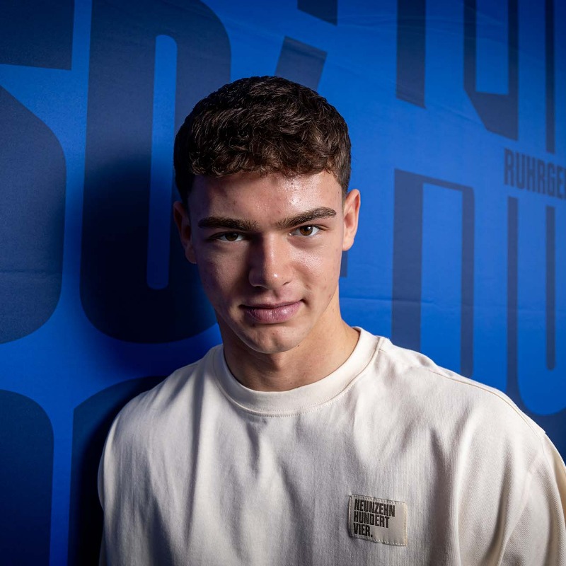 s04's tweet photo. GEbürtiger Gelsenkirchener unterschreibt neuen Vertrag: Der #S04 hat den zum Saisonende auslaufenden Vertrag mit Luca Podlech bis zum 30. Juni 2028 verlängert 📝

Glückwunsch, Luca! 

Mehr dazu hier ⤵️
