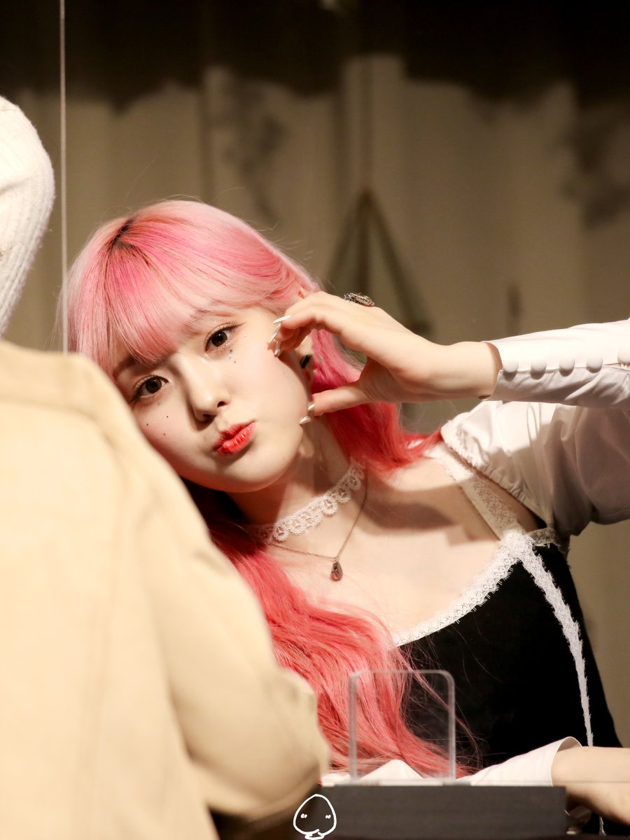 ᴘᴇᴀᴄʜʏ tweet media