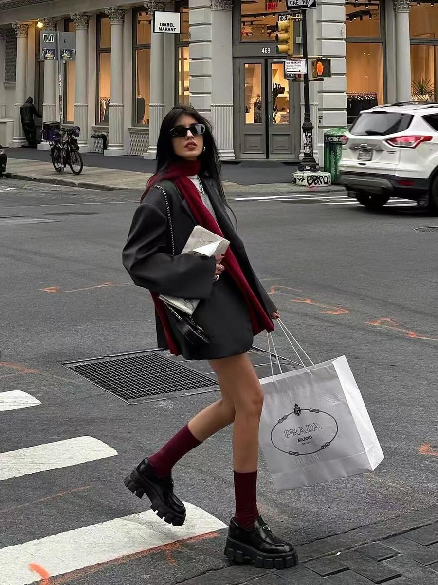 VogueVista08's tweet image. Strutting through the city streets like it’s Paris Fashion Week. 🖤💃 Confidence never goes out of style! 👠✨ #StreetStyleVibes #Chic