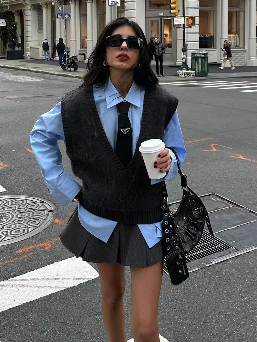 VogueVista08's tweet image. Strutting through the city streets like it’s Paris Fashion Week. 🖤💃 Confidence never goes out of style! 👠✨ #StreetStyleVibes #Chic