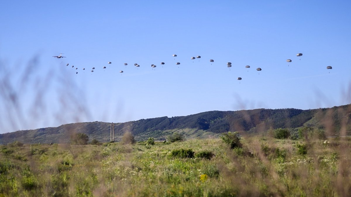 USArmyWHC's tweet image. Looking back on 2024...

Following a Joint Forcible Entry simulation, the @82ndABNDiv conducted reconnaissance, air assault, tactical movements, responded to enemy fire, and provided security during the #DefenderEurope 24 exercise #SwiftResponse Romania.

@USArmyEURAF @USArmy